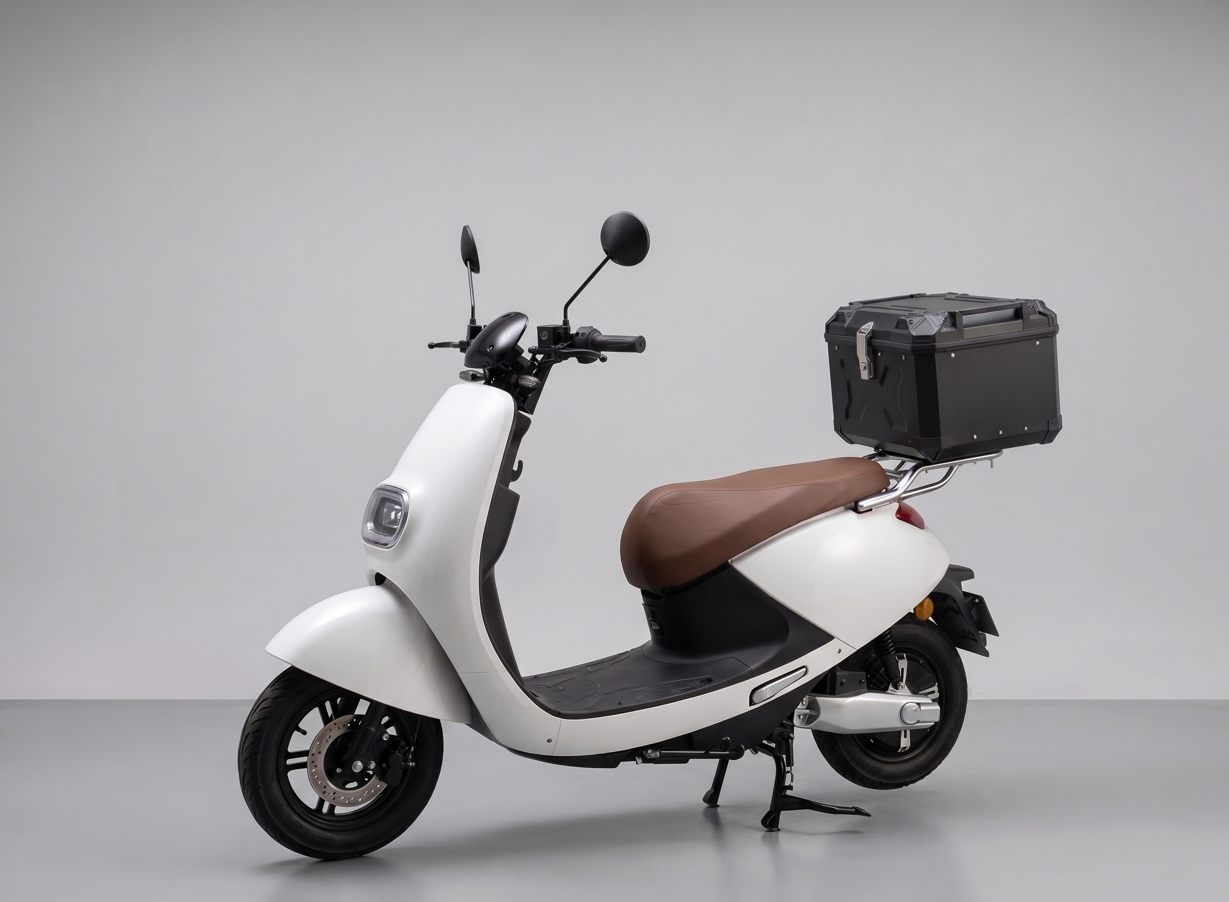 Scooter électrique floqué pour société de sécurité ou agence immobilière